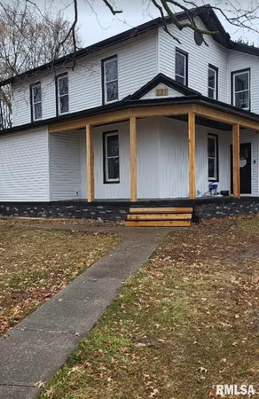 $199,900 | 221 West Washington Street, Mendon, IL 62351