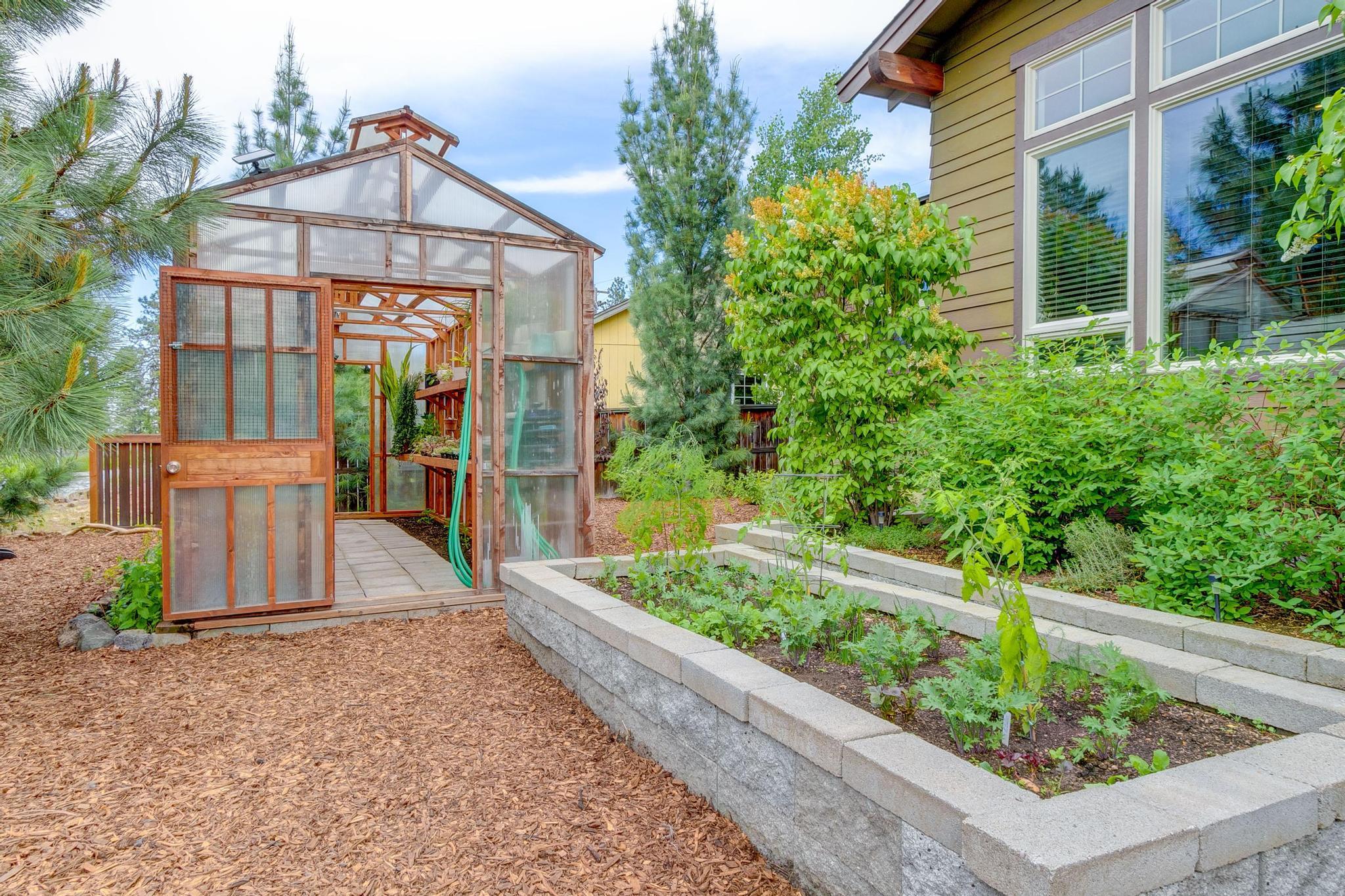 61521 Southwest Blakely Road Bend, OR 97702 - Photo 9 of 47 Address Here-8