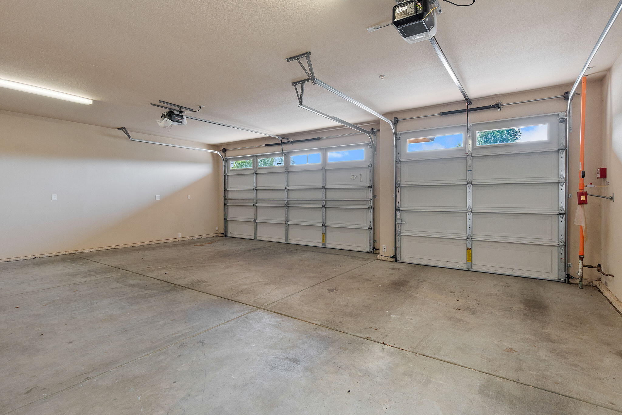372 Stinson Loop Redding, CA 96003 - Photo 37 of 79 Garage
