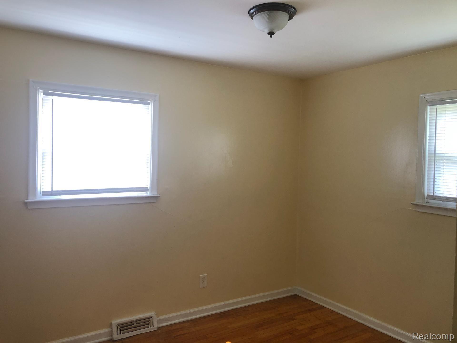 2159 Rome Avenue Warren, MI 48091 - Photo 10 of 12 4864906943501968720.jpg