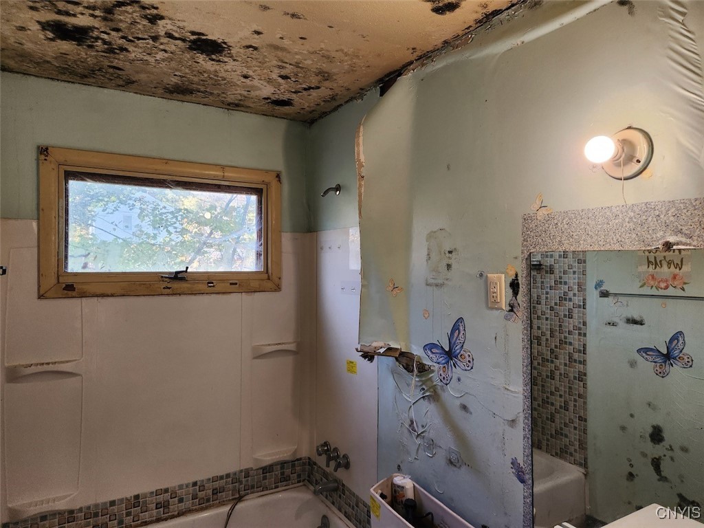 144 Oakdale Drive Syracuse, NY 13207 - Photo 8 of 21