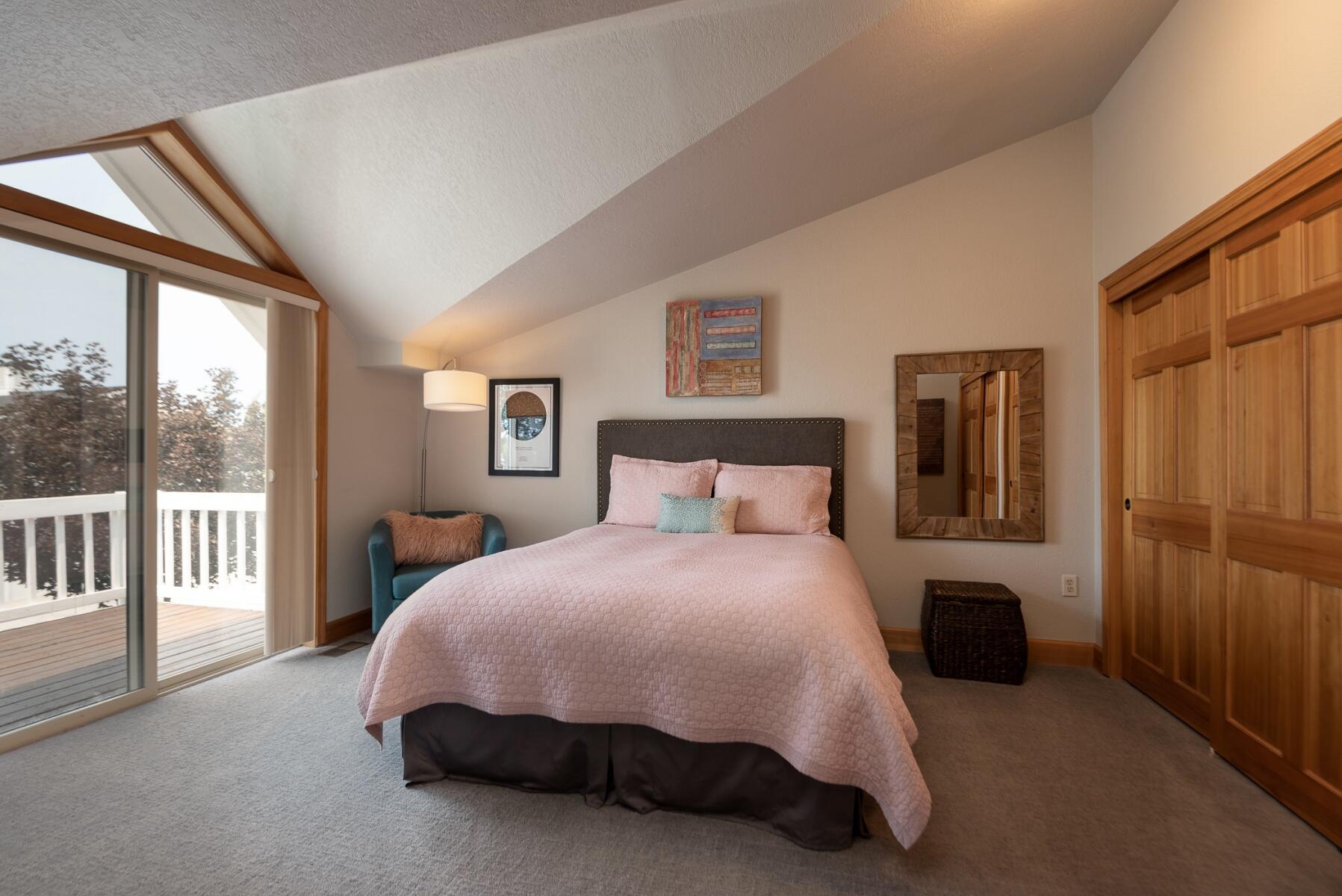 64495 Research Road Bend, OR 97703 - Photo 32 of 54 batch_32Upper guest room