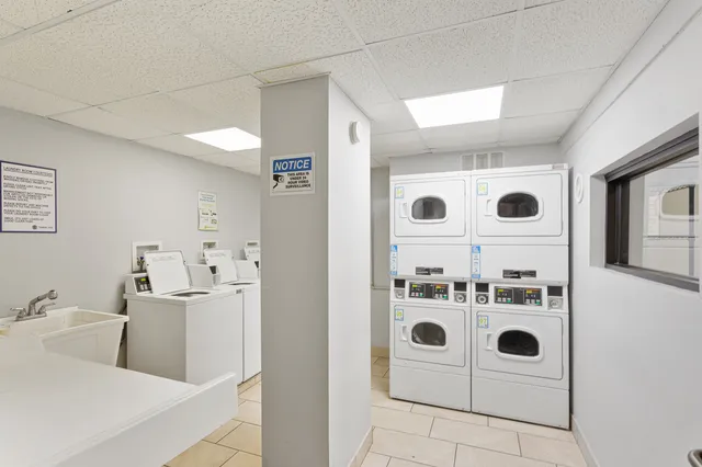 $2,000 | 6826 North Ridge Boulevard, Unit 406, Chicago, IL 60645