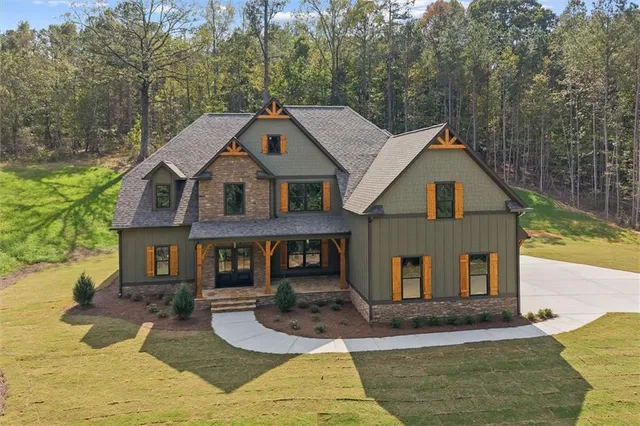 a view of a yard in front of house