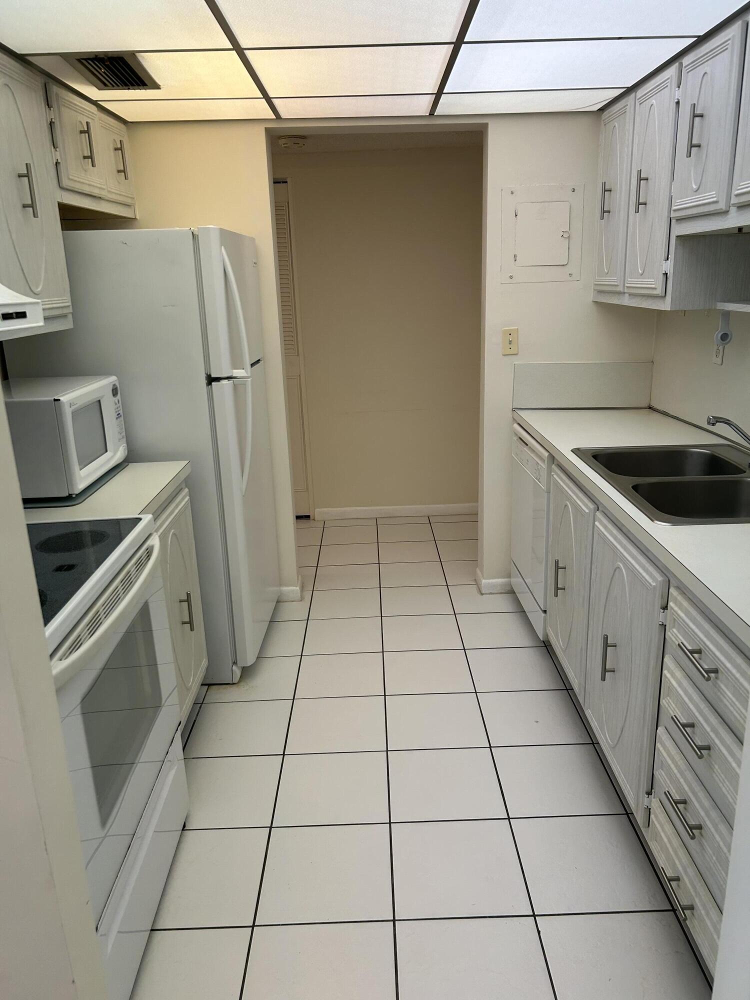 250 Northeast 20th Street, Unit 123S Boca Raton, FL 33431 - Photo 13 of 26 Kitchen