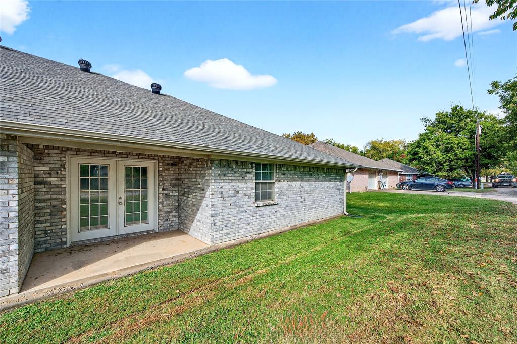 1813 Park Place Sherman, TX 75092 - Photo 23 of 23 a front view of a house with a garden and yard