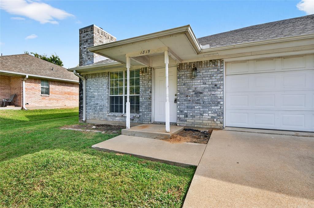 1813 Park Place Sherman, TX 75092 - Photo 3 of 23 front view of a house with a yard