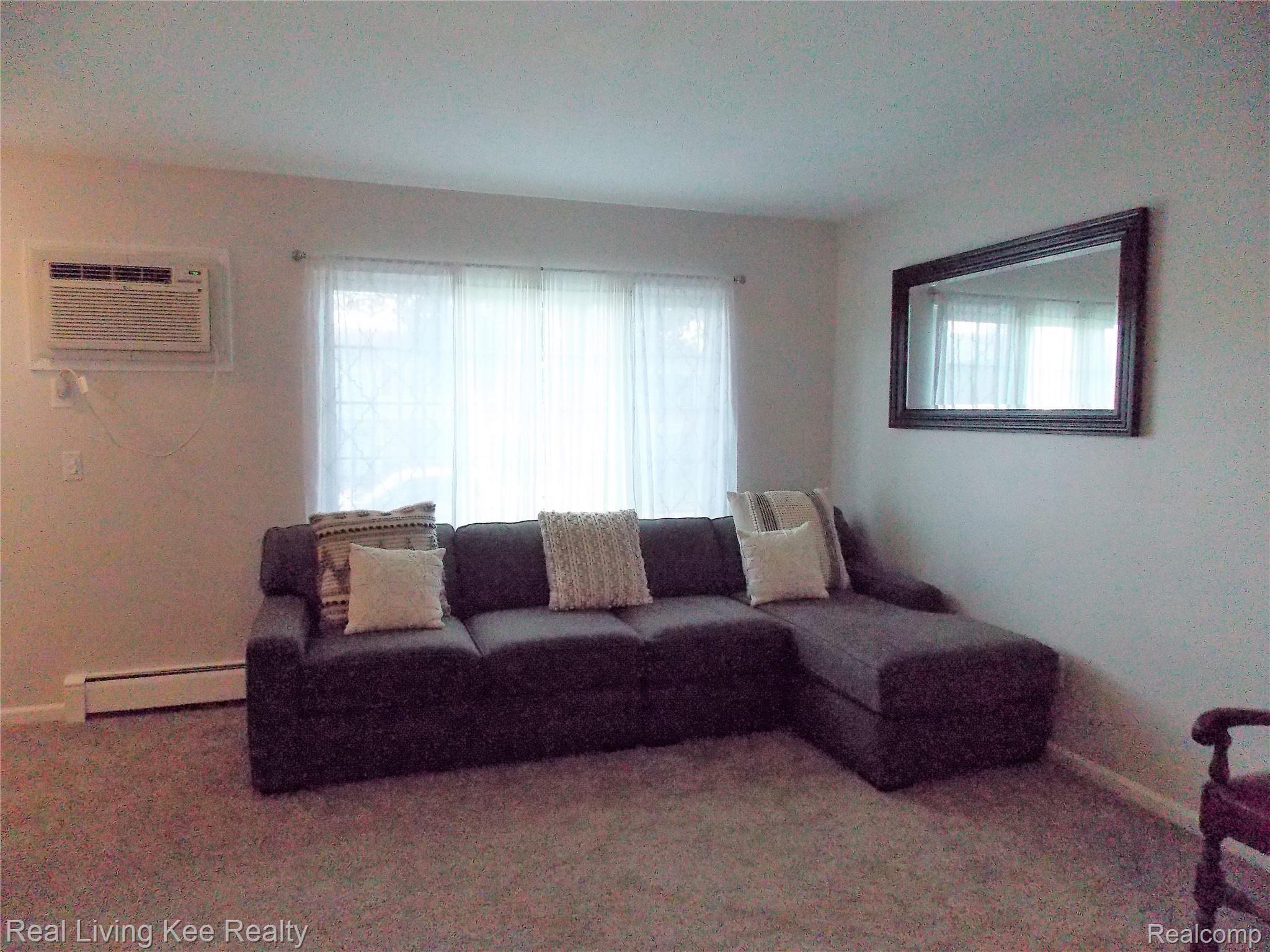 429 Miller Avenue Rochester, MI 48307 - Photo 9 of 34 Living Area