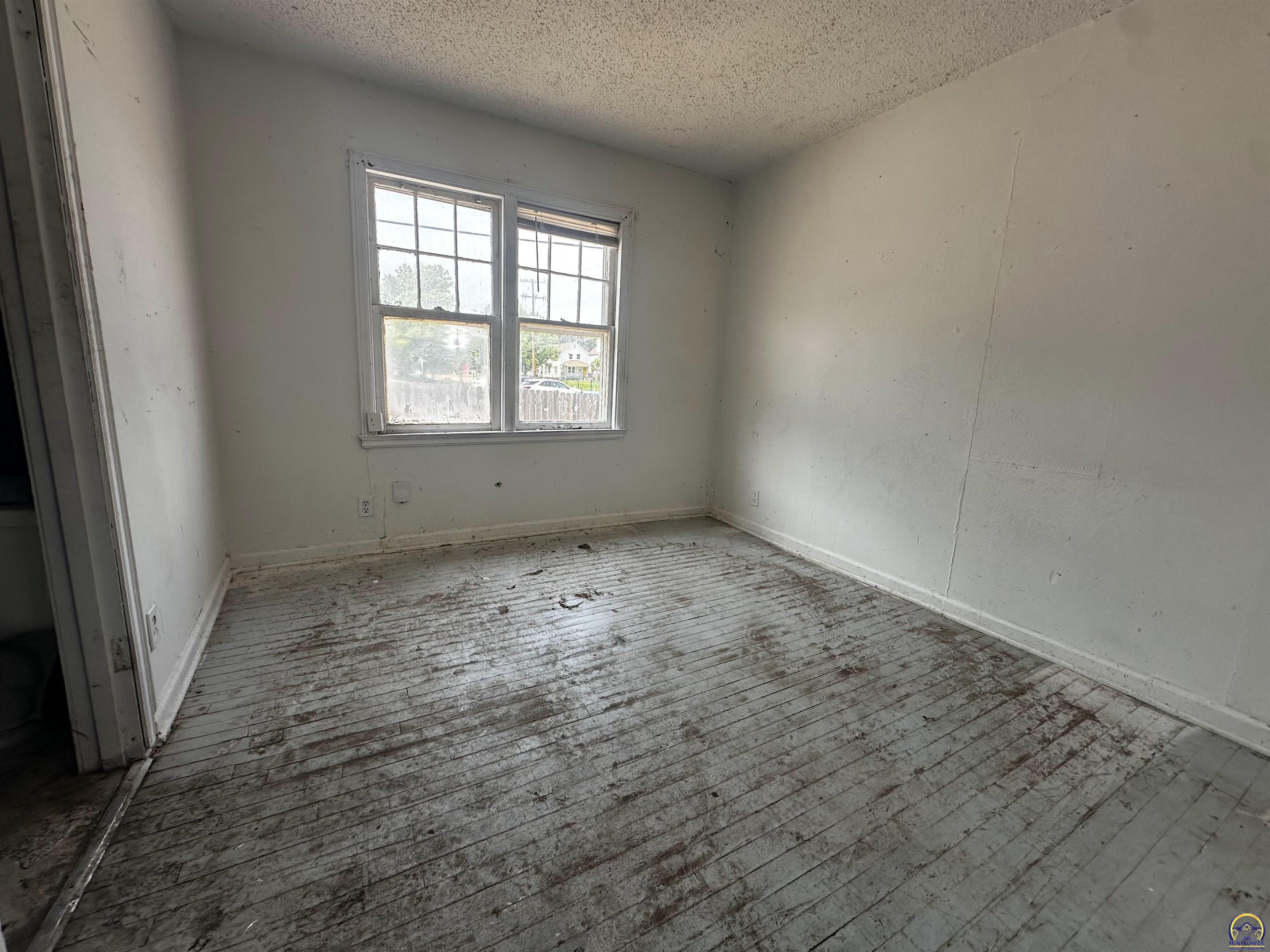 313 Southwest 13th Street Topeka, KS 66612 - Photo 13 of 23