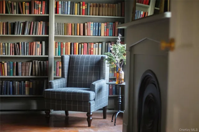 a livingroom with a book shelf and a book shelf