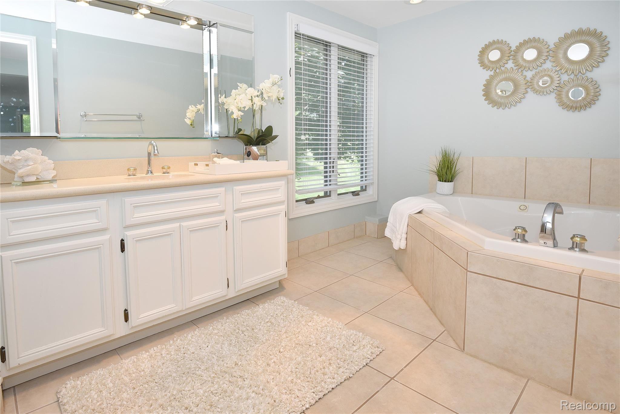 1069 Springwood Lane Rochester, MI 48309 - Photo 22 of 37 Master Bath w/luxe jetted tub and shower!
