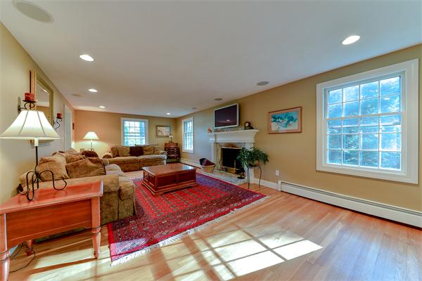 34 Larnis Road Framingham, MA 01701 - Photo 3 of 16