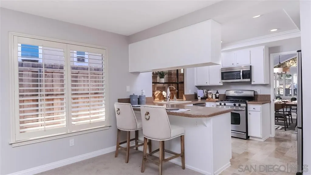 1610 Hawk Ridge Place Escondido, CA 92027 - Photo 2 of 10 Gallery Image 2