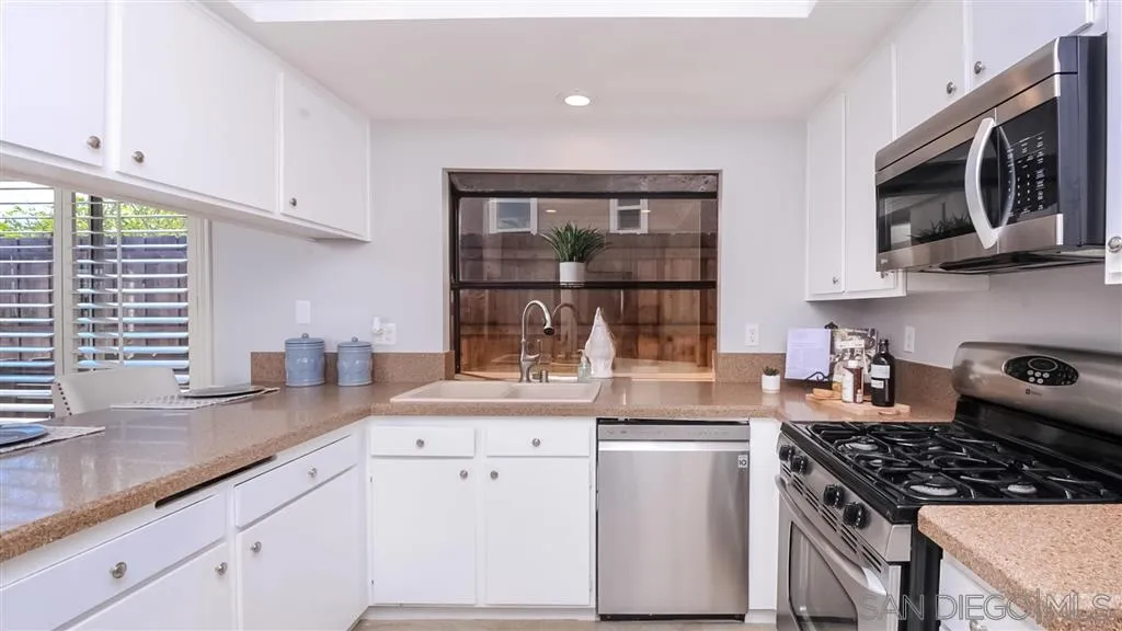 1610 Hawk Ridge Place Escondido, CA 92027 - Photo 3 of 10 Gallery Image 3