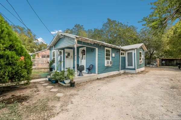 $95,000 | 407 West Baxter Street, Seguin, TX 78155