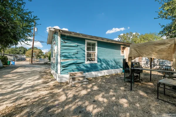 $95,000 | 407 West Baxter Street, Seguin, TX 78155