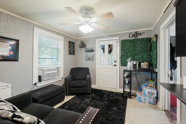 $95,000 | 407 West Baxter Street, Seguin, TX 78155