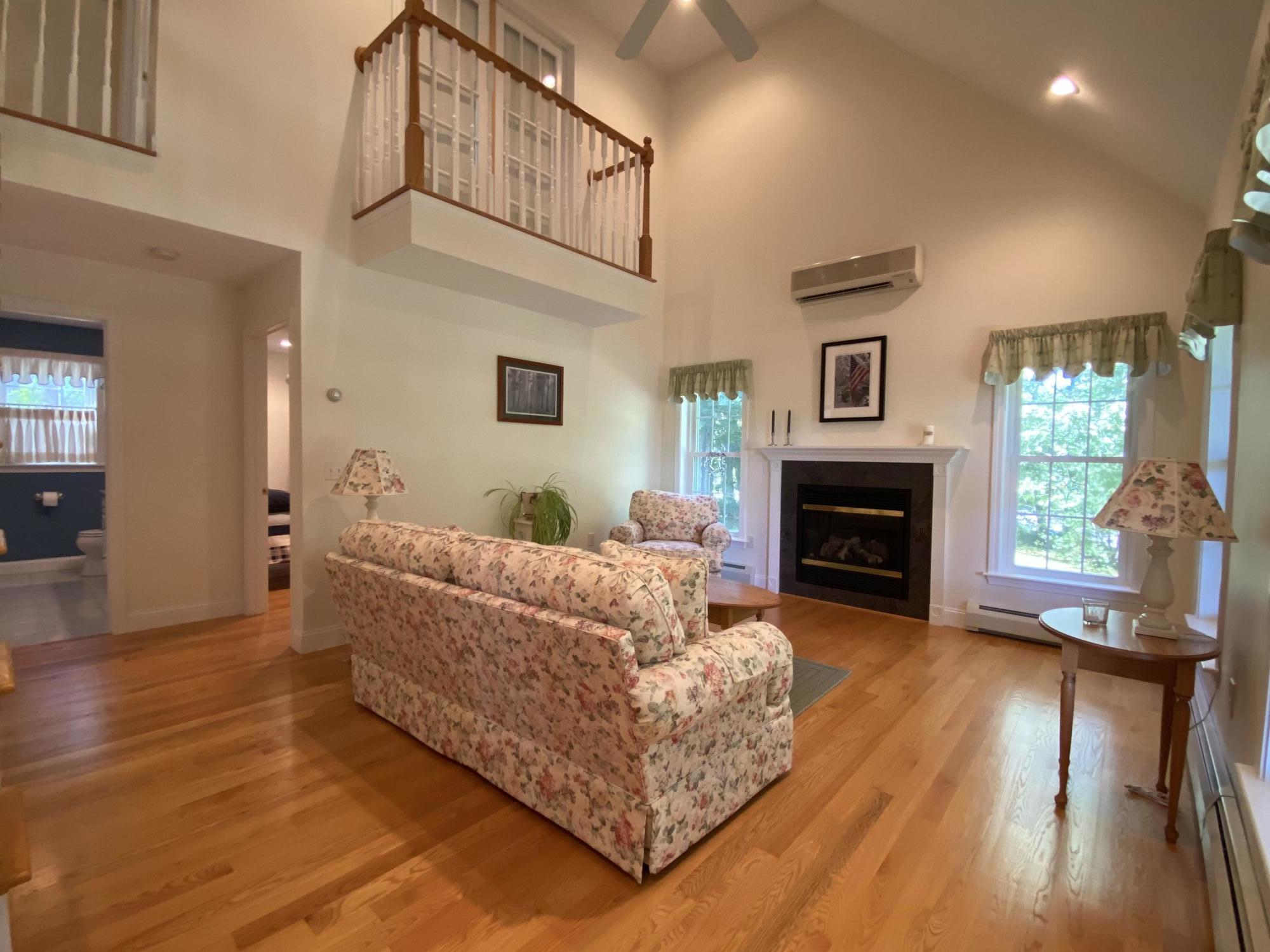 11 Riverside Dr
