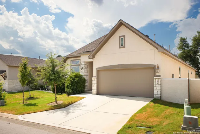 a view of backyard of the house