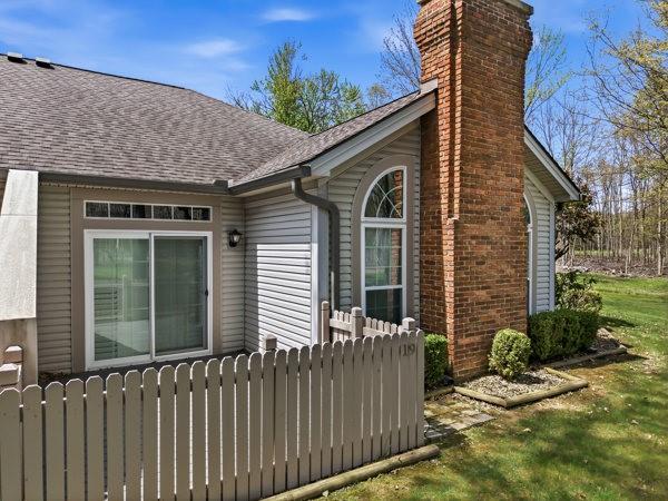 19 Stone Ridge Boulevard Hermitage, PA 16148 - Photo 7 of 40 New fence & Trex Deck