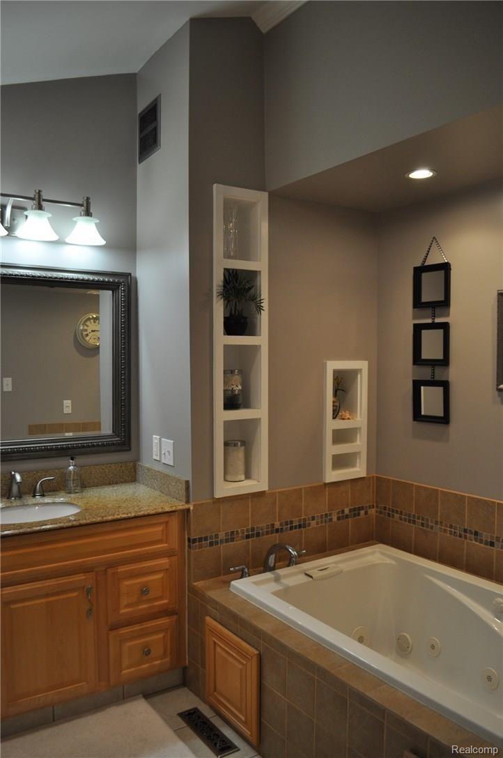 705 Hickory Street Fenton, MI 48430 - Photo 10 of 30 Jetted tub in Master Bath