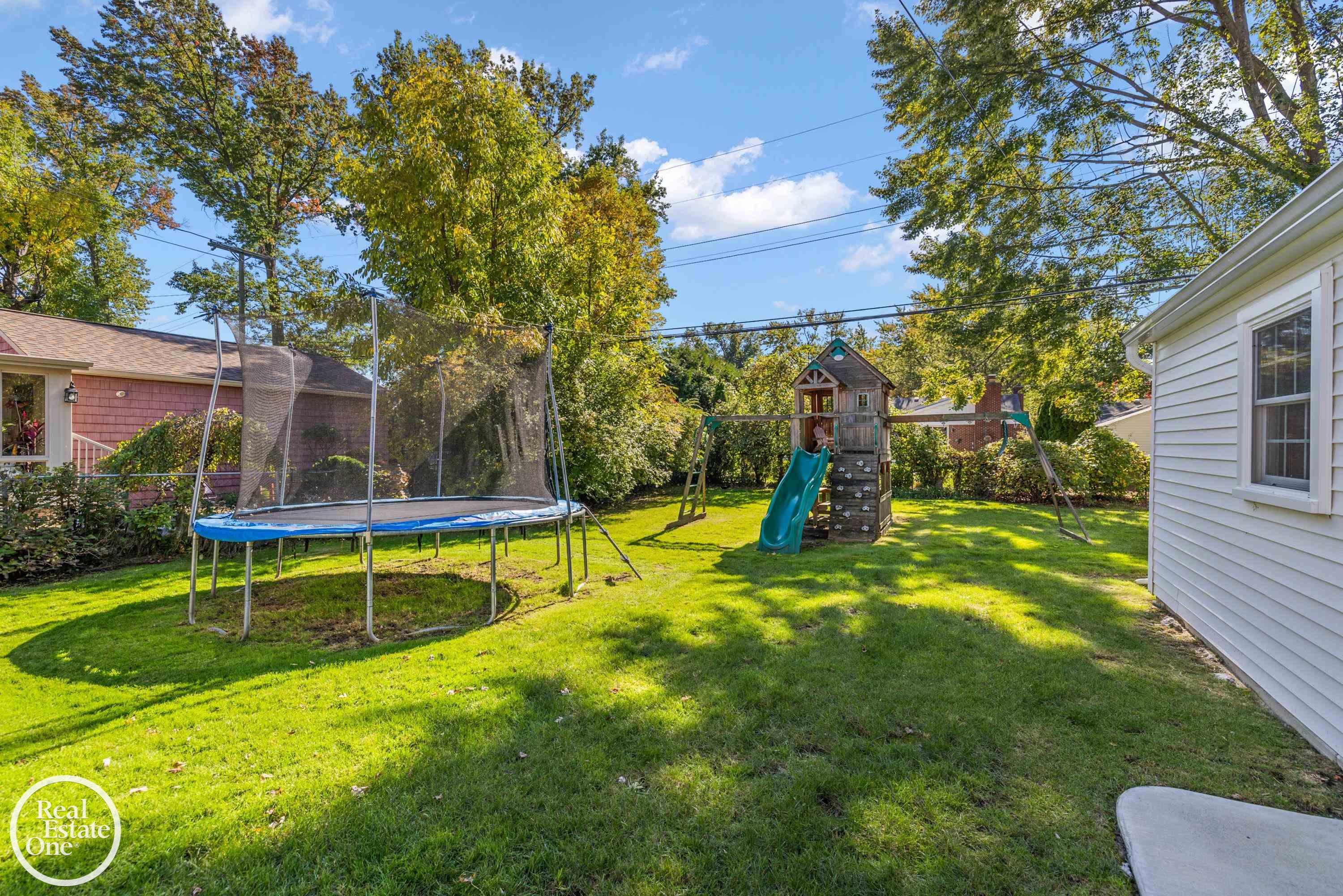 1183 Hawthorne Road Grosse Pointe, MI 48236 - Photo 4 of 48 50158747-baf0ab77-f3a2-4e53-a39f-c843d53858a4.JPG