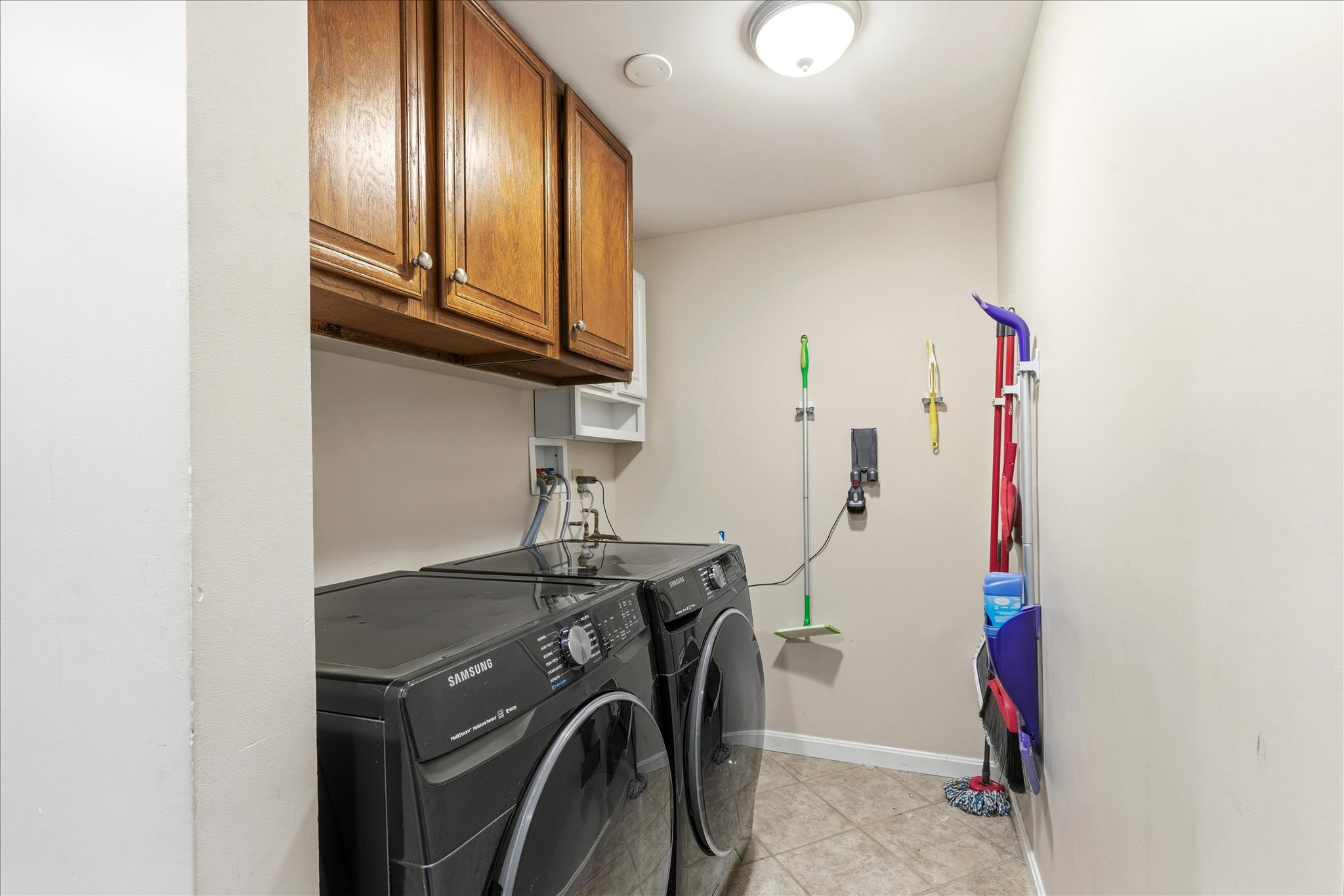 21917 Foxlair Road Gaithersburg, MD 20882 - Photo 17 of 49 Laundry area with sink and storage