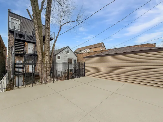 $2,695 | 2127 West 18th Street, Unit 3, Chicago, IL 60608