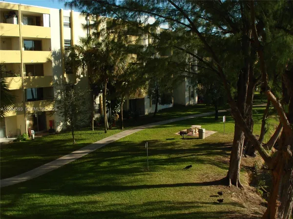 $2,000 | 10000 Northwest 80th Court, Unit 2463, Hialeah Gardens, FL 33016