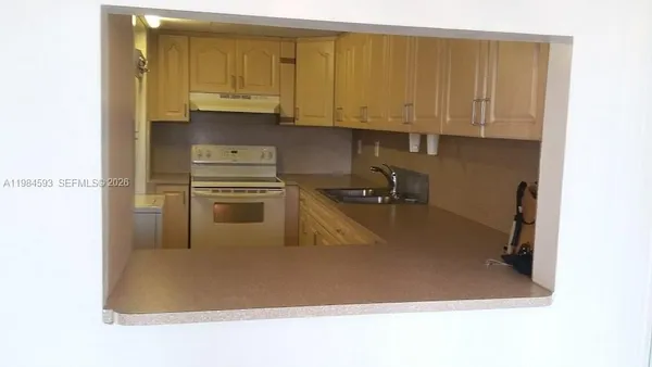 $2,000 | 10000 Northwest 80th Court, Unit 2463, Hialeah Gardens, FL 33016