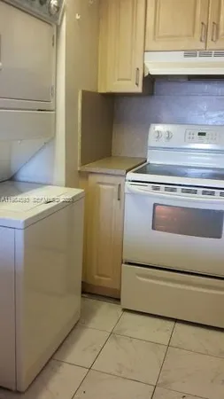 $2,000 | 10000 Northwest 80th Court, Unit 2463, Hialeah Gardens, FL 33016