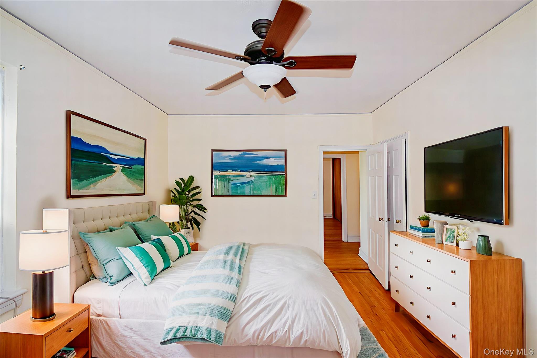 4 Park Lane, Unit 4B Mount Vernon, NY 10552 - Photo 8 of 19 a living room with furniture and a flat screen tv