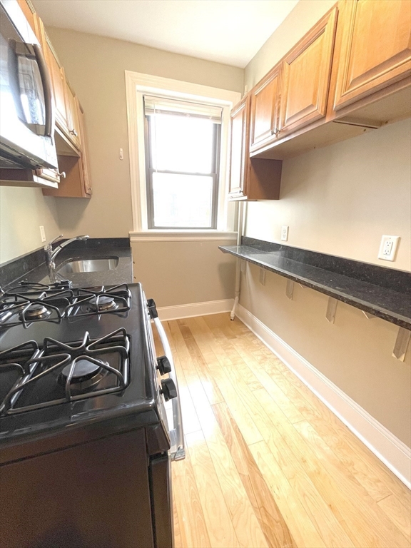 660 Huntington Avenue, Unit 58 Boston, MA 02115 - Photo 6 of 19 a kitchen with a stove and a window
