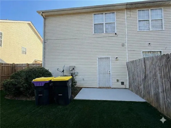 a view of a house with backyard and garden