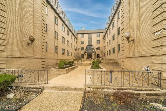 $99,000 | 4355 Maryland Avenue, Unit 422, St. Louis, MO 63108