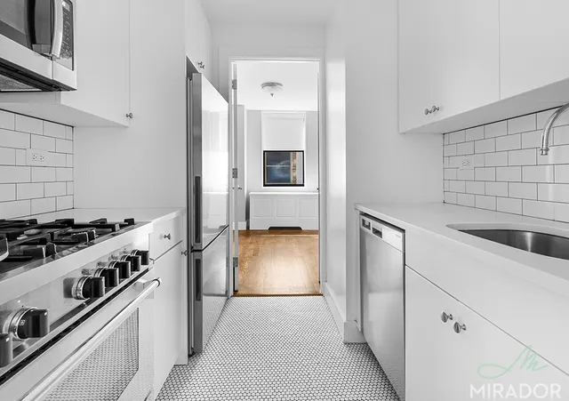 $5,400 | 330 East 39th Street, Unit 18M | Murray Hill