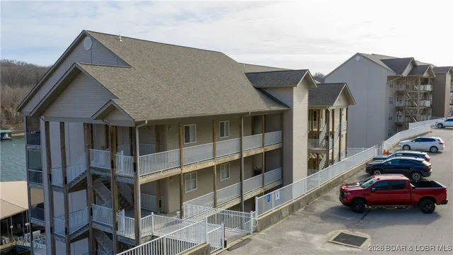 $274,900 | 166 Oak Harbor Drive, Unit 2B, Camdenton, MO 65020