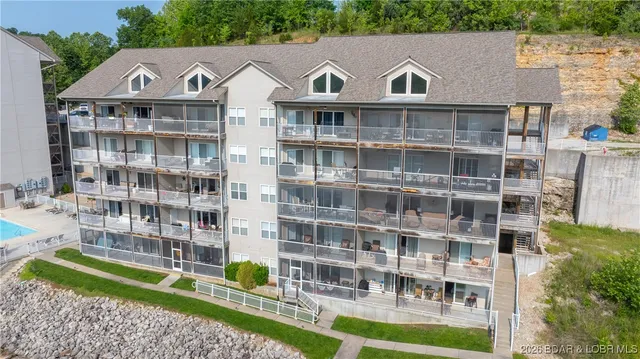 $274,900 | 166 Oak Harbor Drive, Unit 2B, Camdenton, MO 65020