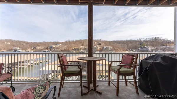 $274,900 | 166 Oak Harbor Drive, Unit 2B, Camdenton, MO 65020