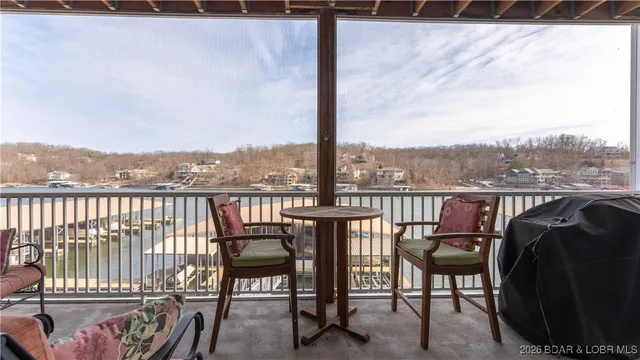 $274,900 | 166 Oak Harbor Drive, Unit 2B, Camdenton, MO 65020