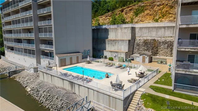 $274,900 | 166 Oak Harbor Drive, Unit 2B, Camdenton, MO 65020