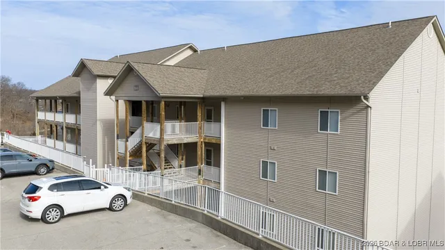 $274,900 | 166 Oak Harbor Drive, Unit 2B, Camdenton, MO 65020