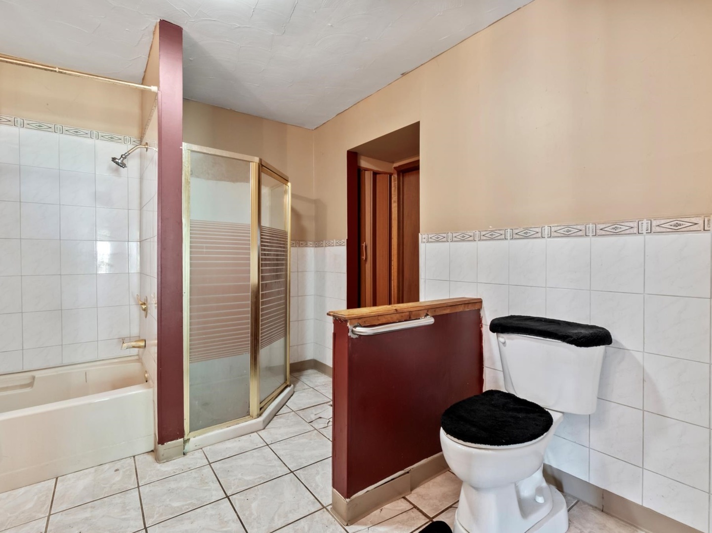 1317 Fairview Avenue Joliet, IL 60432 - Photo 7 of 19 a bathroom with a toilet and a shower
