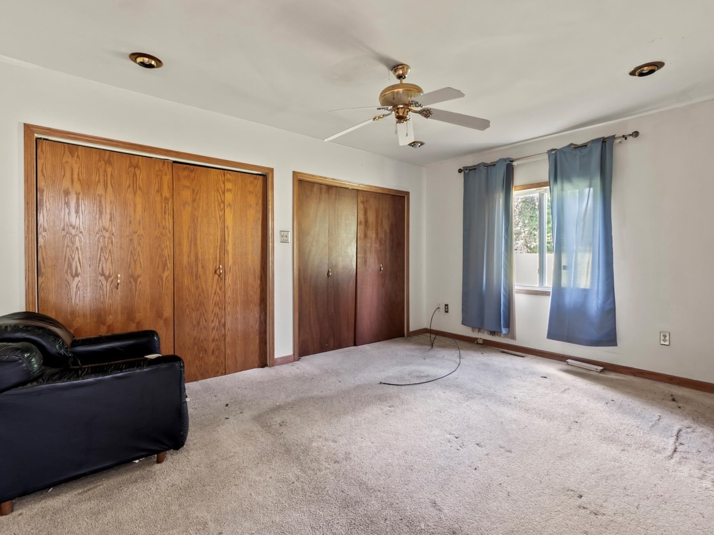1317 Fairview Avenue Joliet, IL 60432 - Photo 9 of 19 a view of a livingroom with a ceiling fan