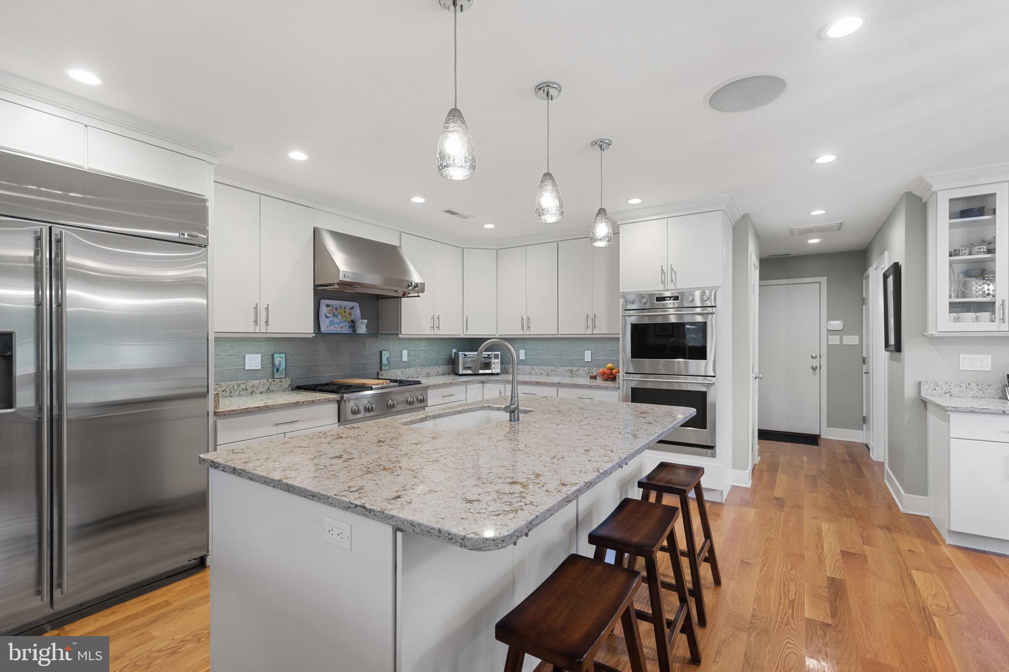 8645 Northbend Circle Easton, MD 21601 - Photo 22 of 70 Chef's kitchen with breakfast bar, gas cooktop