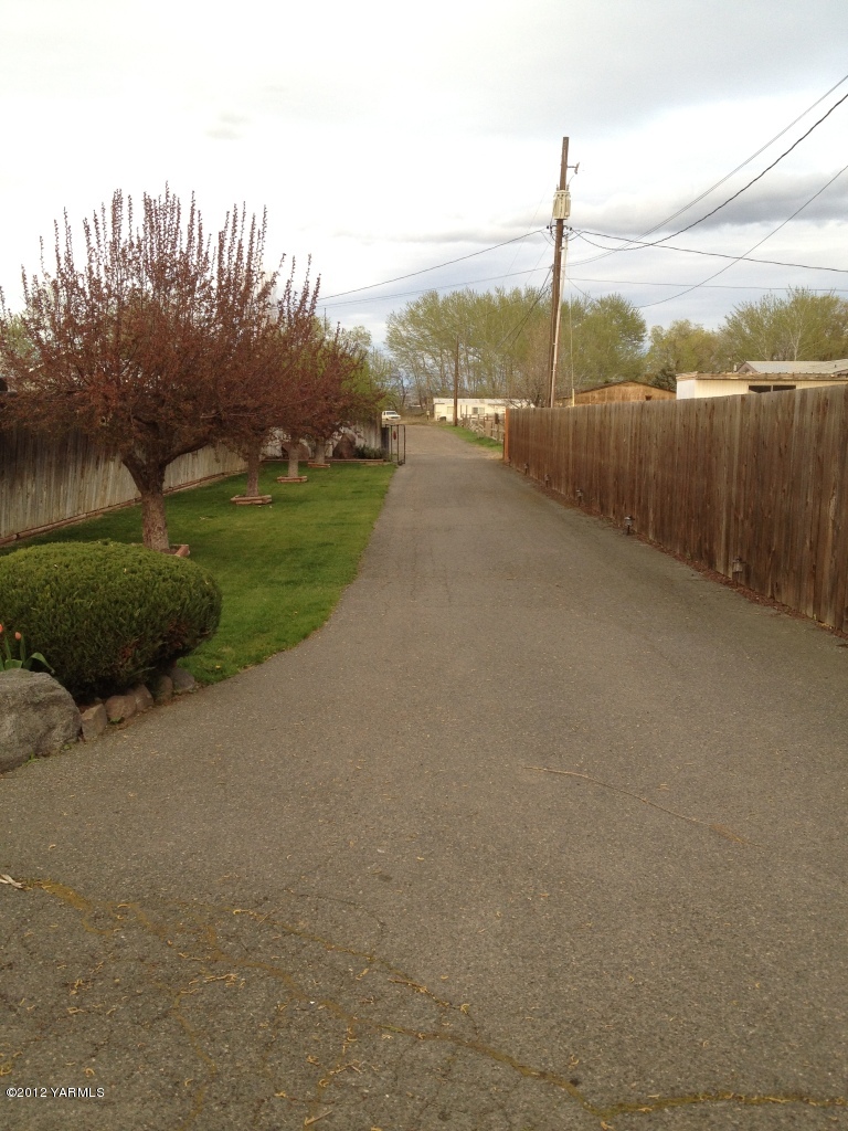 2805 La Framboise Road Moxee, WA 98936 - Photo 2 of 21 a view of a road with a park