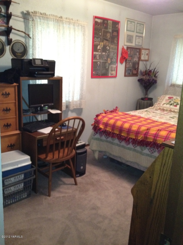 2805 La Framboise Road Moxee, WA 98936 - Photo 18 of 21 a bedroom with a bed and a desk