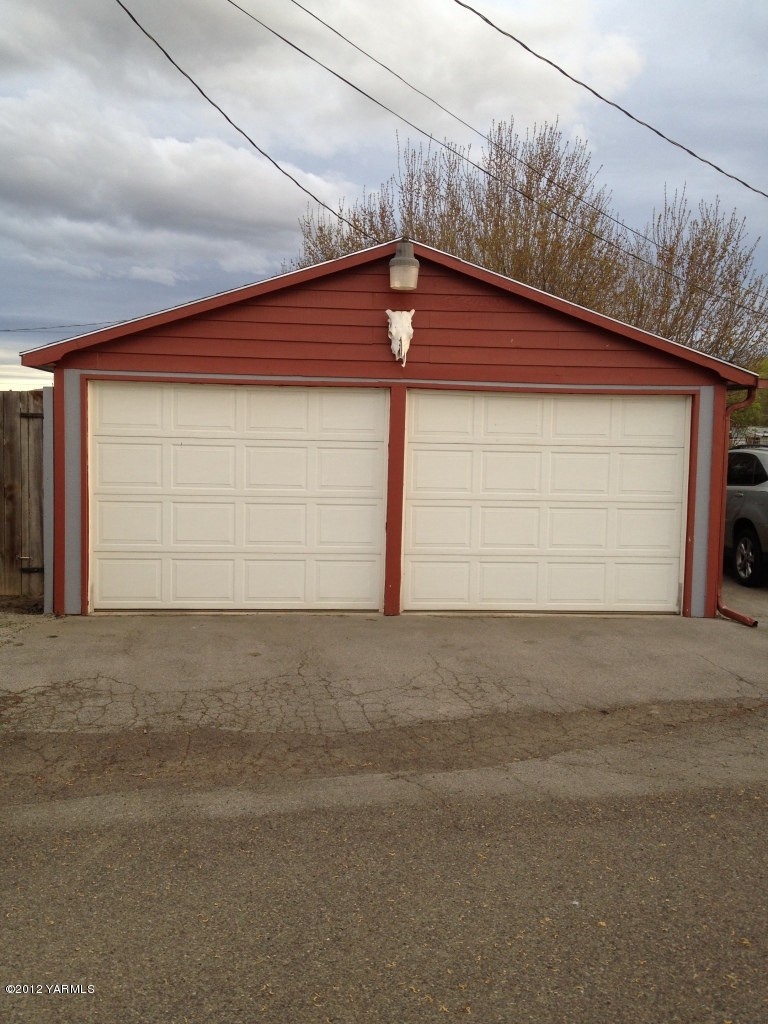 2805 La Framboise Road Moxee, WA 98936 - Photo 3 of 21 a view of backyard of garage