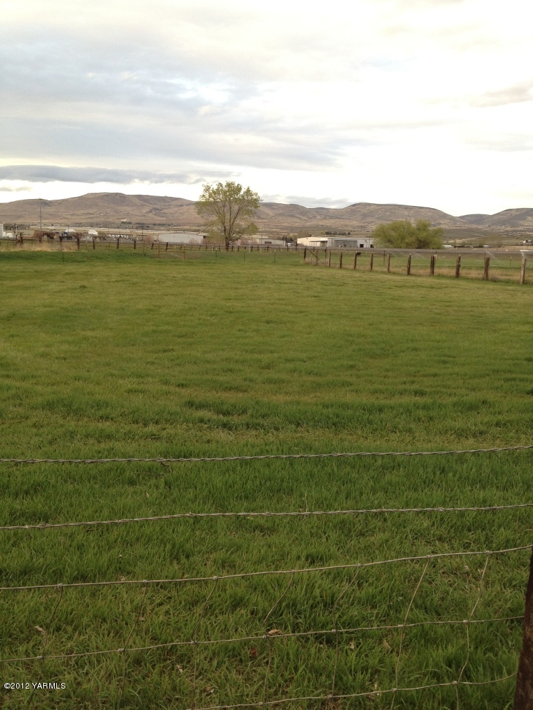 2805 La Framboise Road Moxee, WA 98936 - Photo 9 of 21 a view of an ocean from a yard