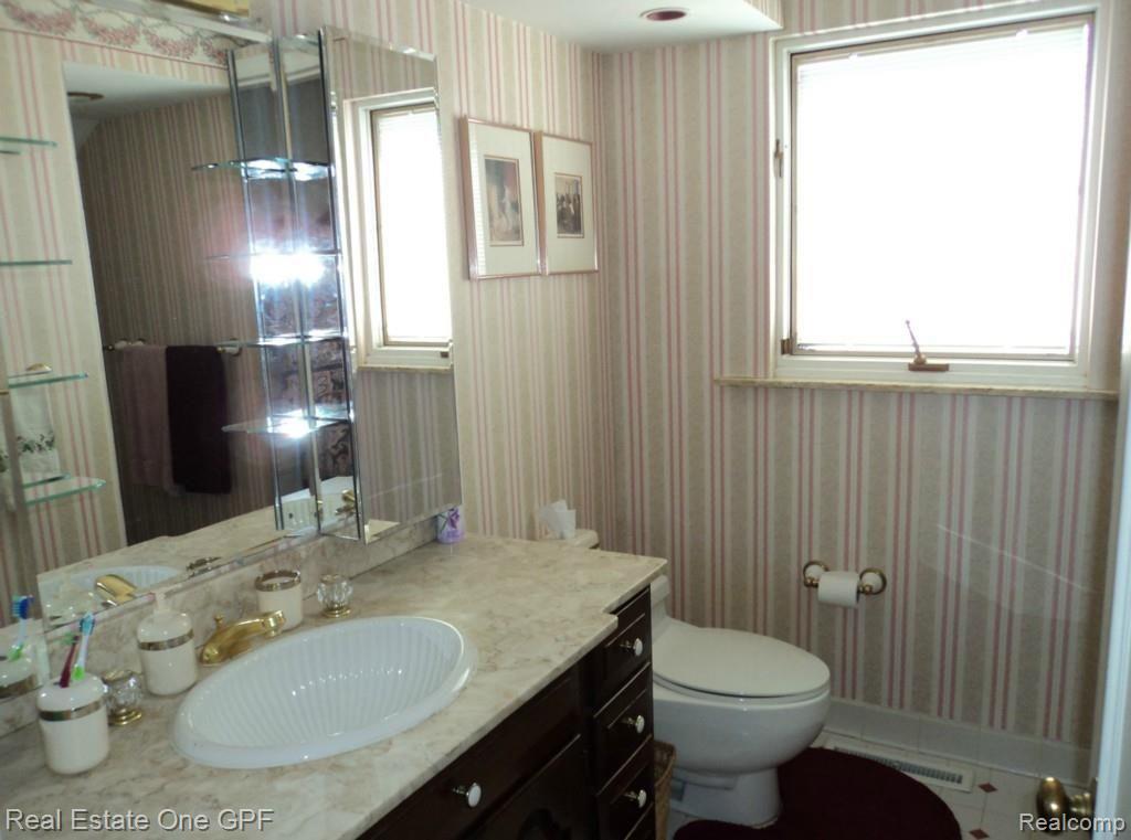 429 Lexington Road Grosse Pointe, MI 48236 - Photo 5 of 24 5 DSC03208.jpg